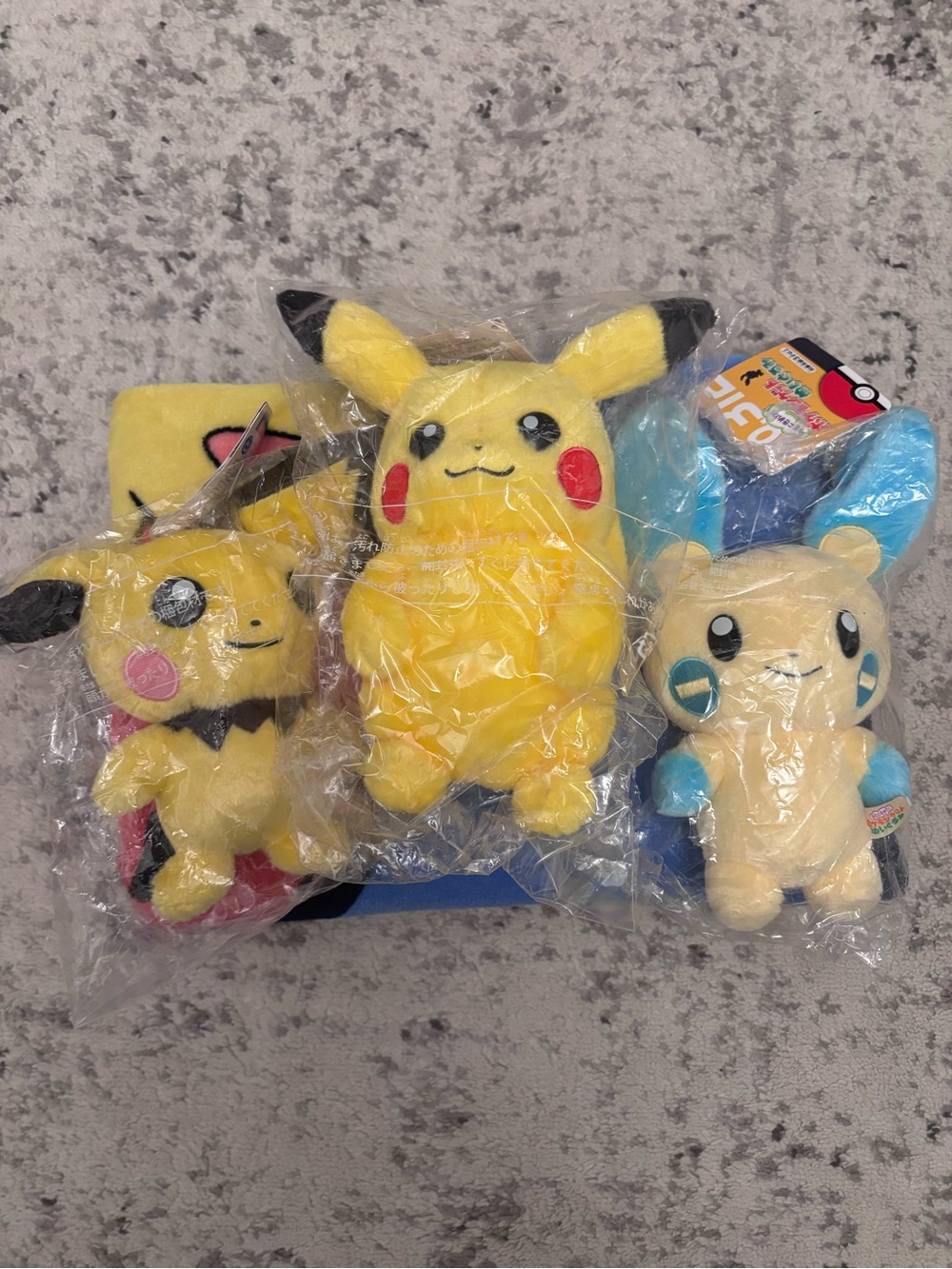 NWT‎ Pokémon Throw Blanket with Plushies, Charmander, Bulbasaur & Squirtle